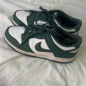 white and vintage green nike dunk low youth 7, women’s 8.5